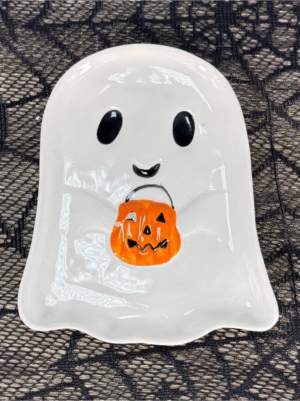NEW Cracker Barrel Exclusive Ghost Holding a Pumpkin Halloween Plate